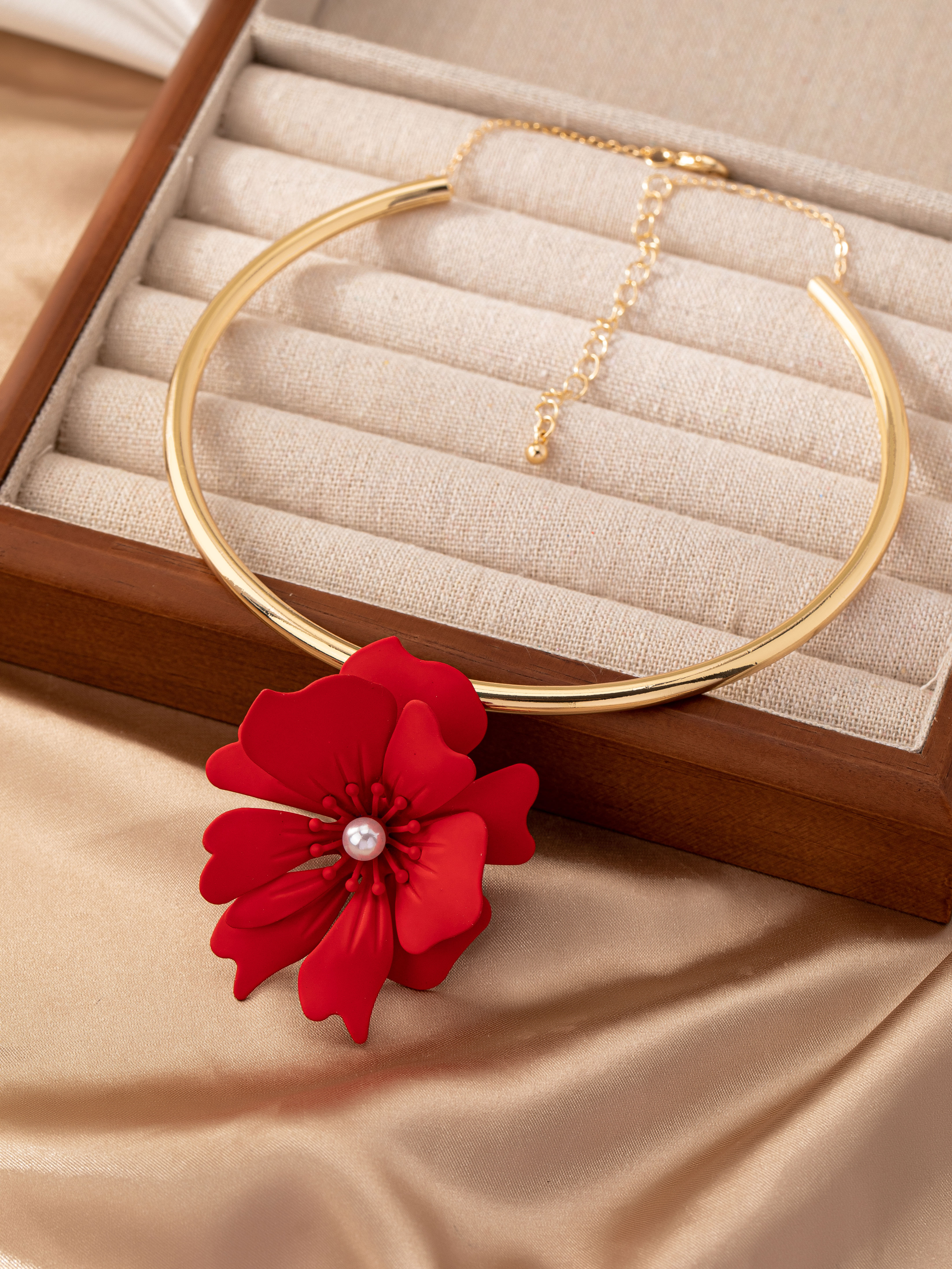 Elegant Blume Ferrolegierung Überzug Inlay Künstliche Perlen Vergoldet Frau Halsband display picture 4