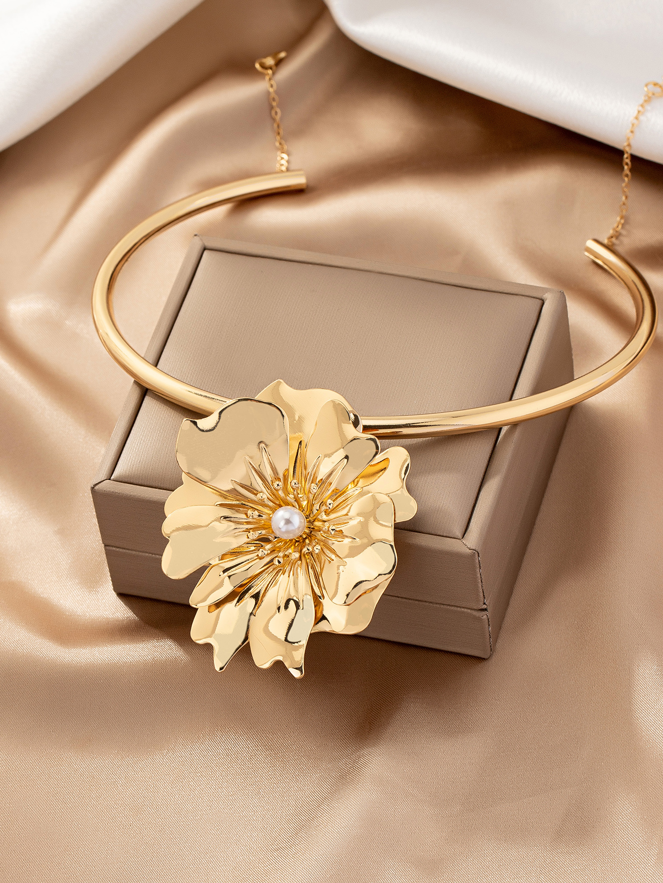 Elegant Blume Ferrolegierung Überzug Inlay Künstliche Perlen Vergoldet Frau Halsband display picture 2