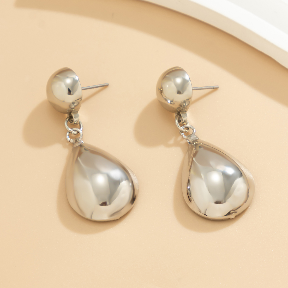1 Pair Elegant Vintage Style French Style Water Droplets Three-dimensional Iron Drop Earrings display picture 5