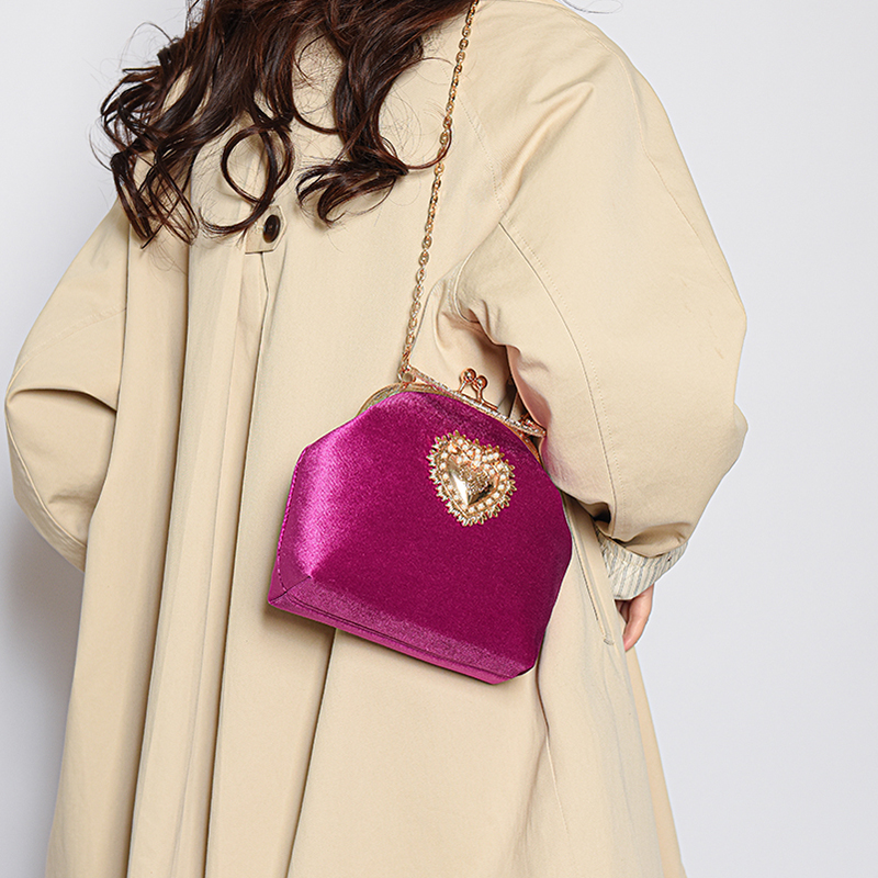 Women's Gold Velvet Heart Shape Solid Color Elegant Sewing Thread Chain Shell Buckle Evening Bag display picture 5