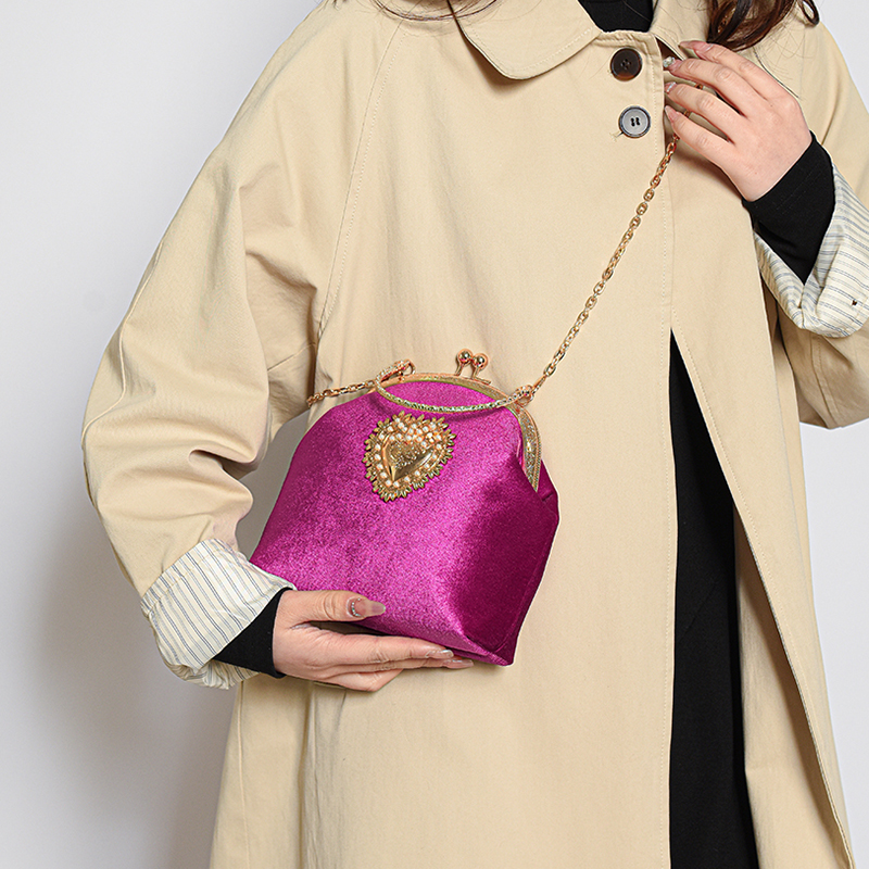 Women's Gold Velvet Heart Shape Solid Color Elegant Sewing Thread Chain Shell Buckle Evening Bag display picture 7
