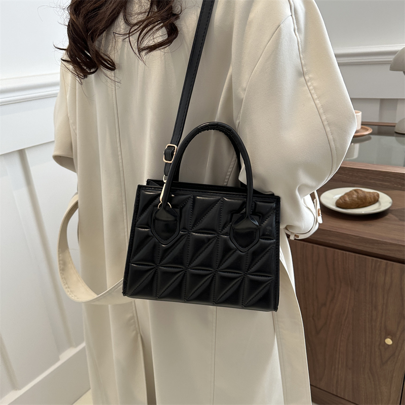 Women's Pu Leather Solid Color Elegant Square Zipper Handbag display picture 2
