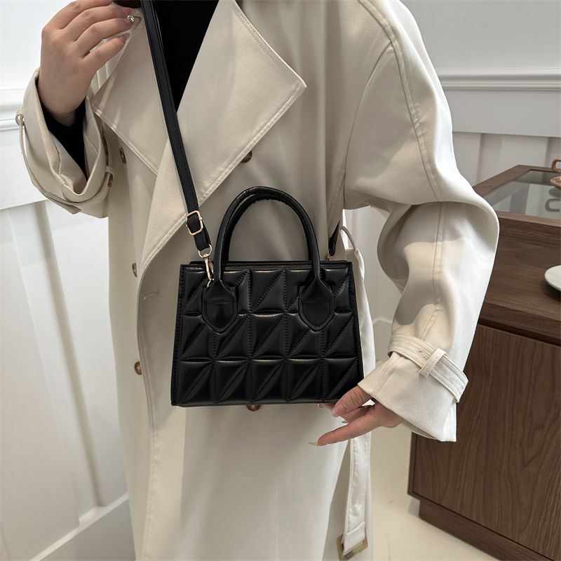 Women's Pu Leather Solid Color Elegant Square Zipper Handbag display picture 1