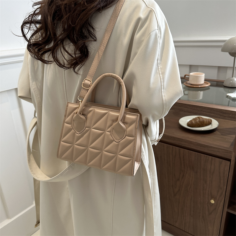 Women's Pu Leather Solid Color Elegant Square Zipper Handbag display picture 3
