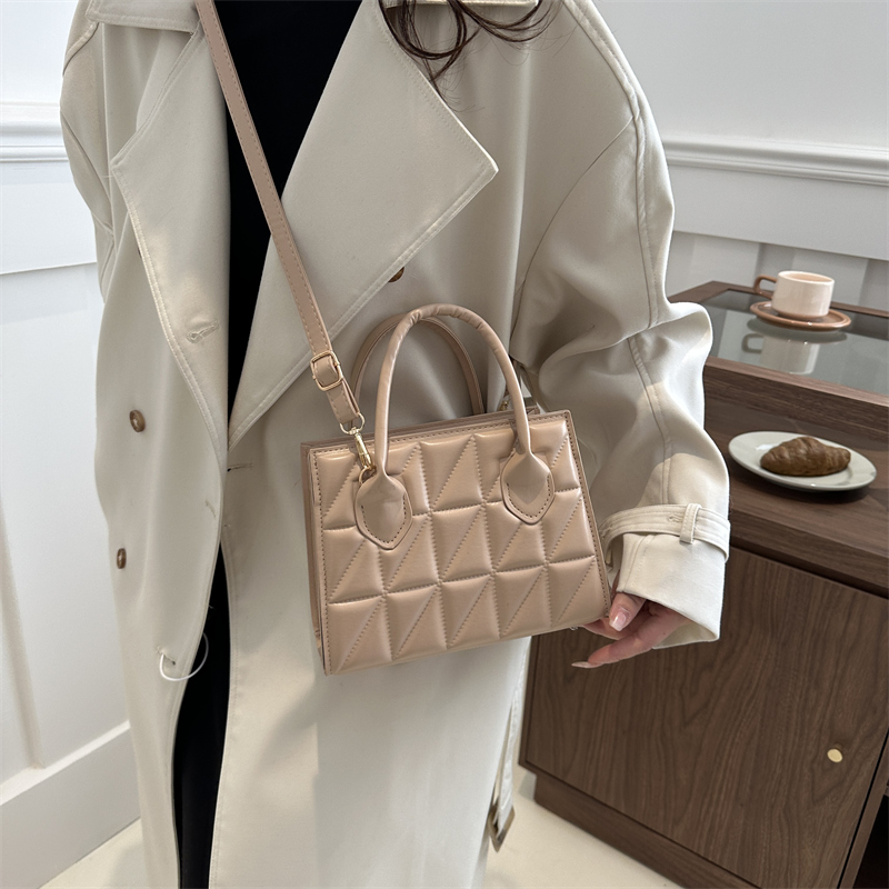 Women's Pu Leather Solid Color Elegant Square Zipper Handbag display picture 6