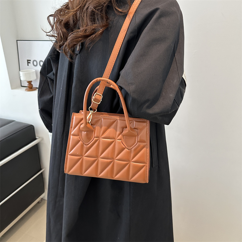 Women's Pu Leather Solid Color Elegant Square Zipper Handbag display picture 7