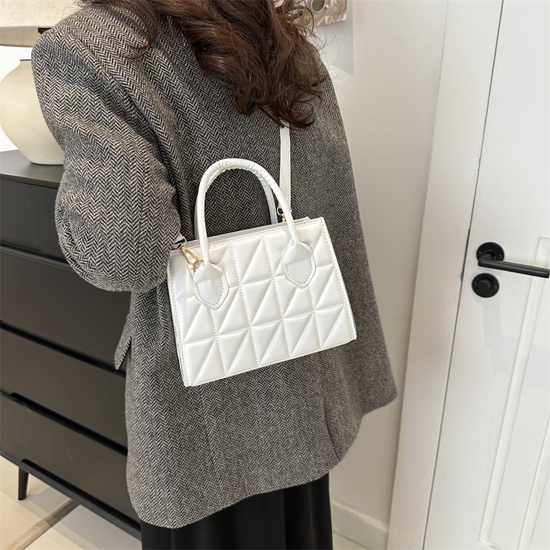 Women's Pu Leather Solid Color Elegant Square Zipper Handbag display picture 8