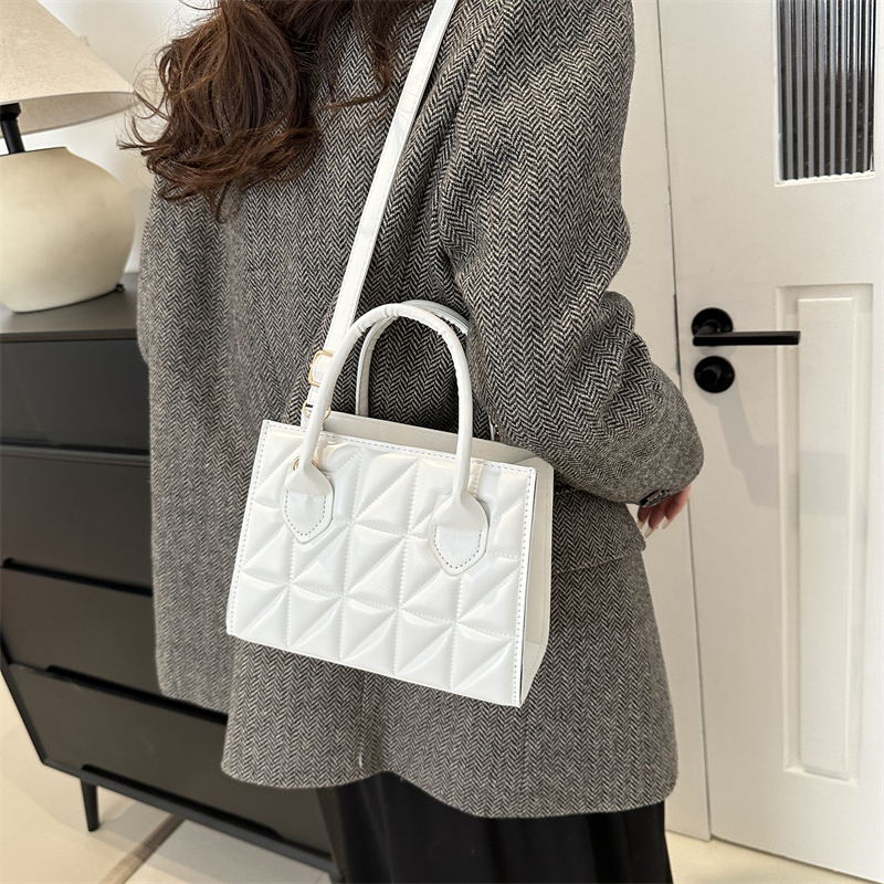 Women's Pu Leather Solid Color Elegant Square Zipper Handbag display picture 5
