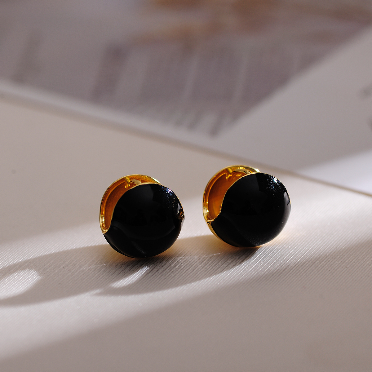 1 Pair Simple Style Geometric Copper Huggie Earrings display picture 1