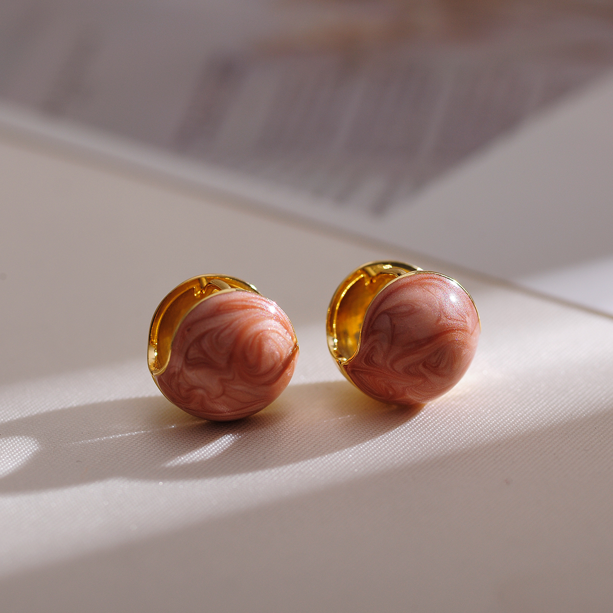 1 Pair Simple Style Geometric Copper Huggie Earrings display picture 5