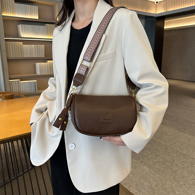 Women's Pu Leather Solid Color Classic Style Sewing Thread Pillow Shape Zipper Crossbody Bag display picture 5