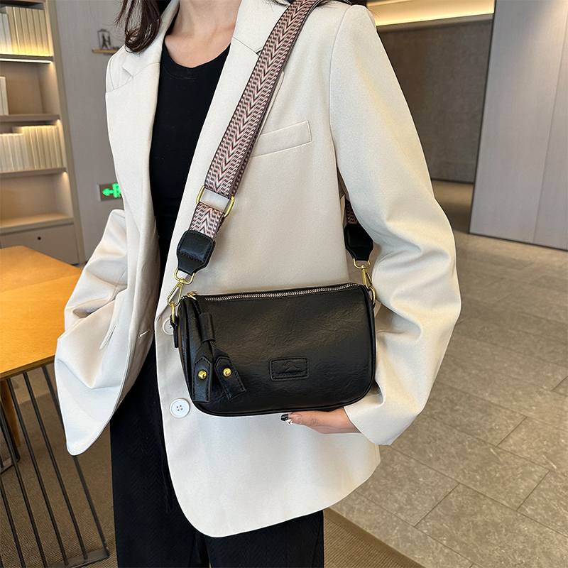 Femmes Faux Cuir Couleur Unie Style Classique Fil À Coudre Forme D'oreiller Fermeture Éclair Sac Bandoulière display picture 8