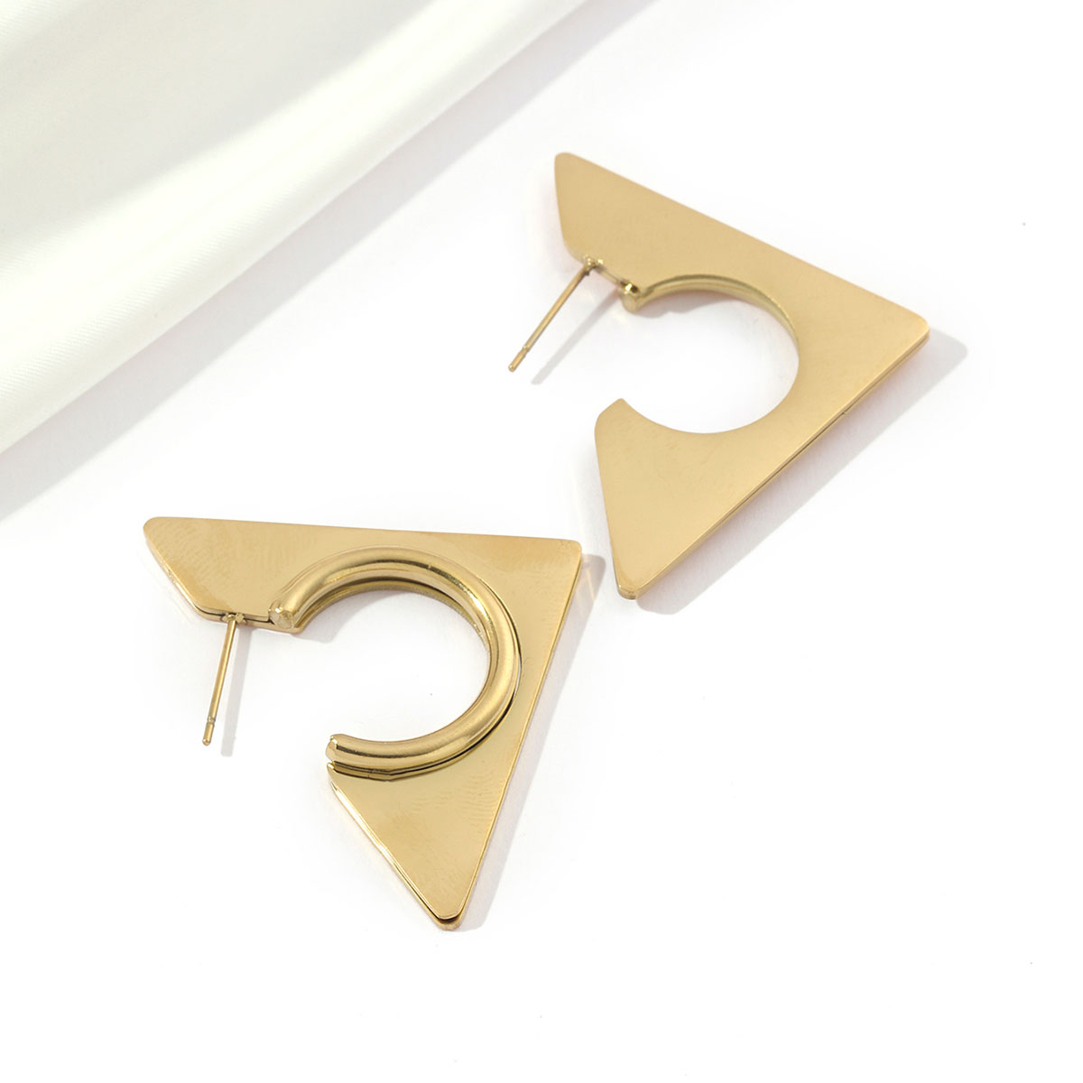 1 Pair Simple Style Triangle Polishing Plating Titanium Steel 18k Gold Plated Ear Studs display picture 1