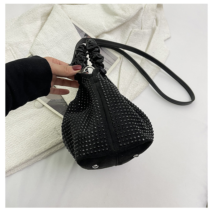 Women's Small Cloth Solid Color Elegant Bucket Magnetic Buckle Ruched Bag display picture 8