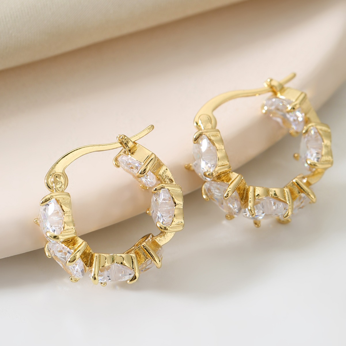 1 Pair Simple Style Shiny Heart Shape Copper Zircon White Gold Plated Hoop Earrings display picture 3