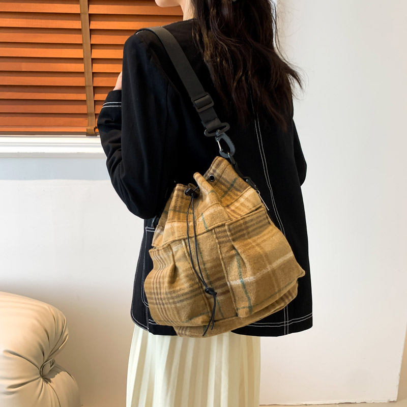 Women's Woolen Plaid Vintage Style Classic Style Sewing Thread Bucket String Shoulder Bag display picture 4