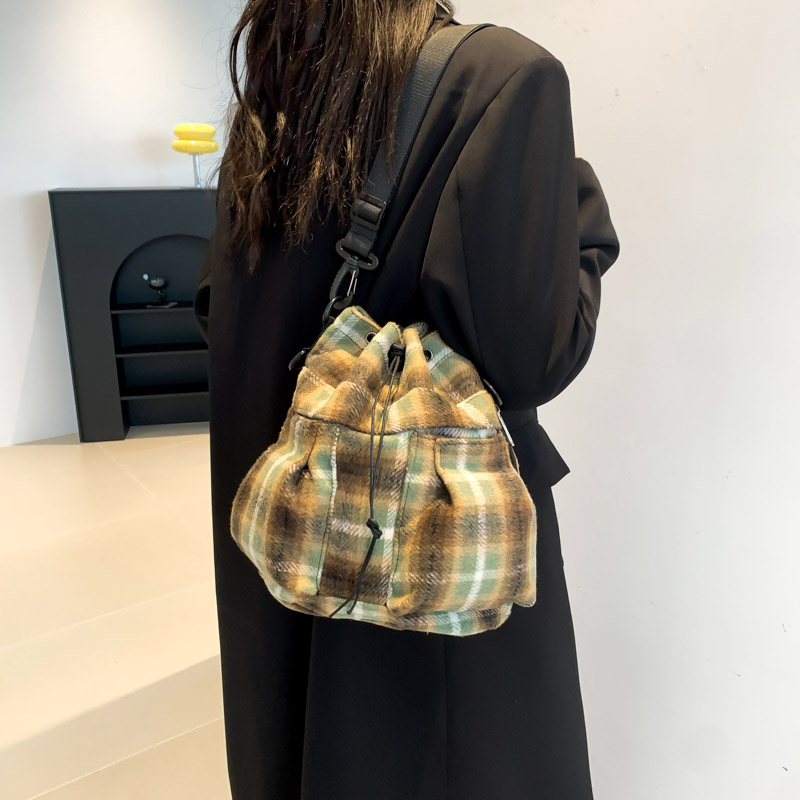 Women's Woolen Plaid Vintage Style Classic Style Sewing Thread Bucket String Shoulder Bag display picture 10