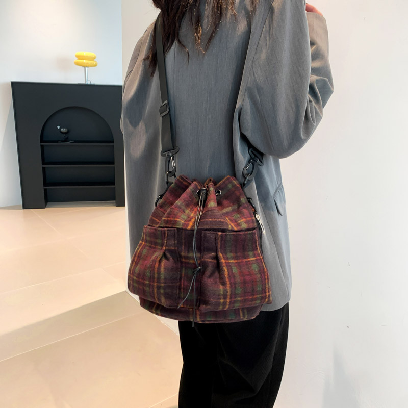 Women's Woolen Plaid Vintage Style Classic Style Sewing Thread Bucket String Shoulder Bag display picture 14
