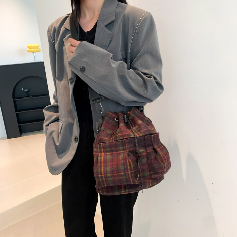 Women's Woolen Plaid Vintage Style Classic Style Sewing Thread Bucket String Shoulder Bag display picture 19