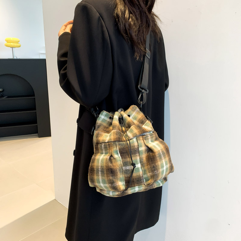 Women's Woolen Plaid Vintage Style Classic Style Sewing Thread Bucket String Shoulder Bag display picture 13