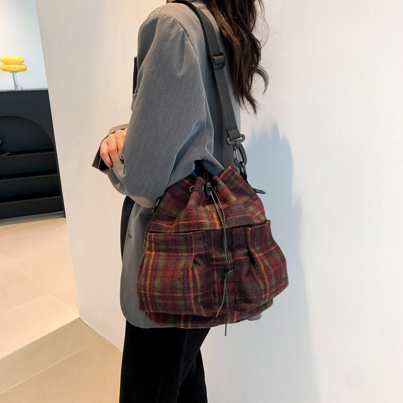 Women's Woolen Plaid Vintage Style Classic Style Sewing Thread Bucket String Shoulder Bag display picture 11