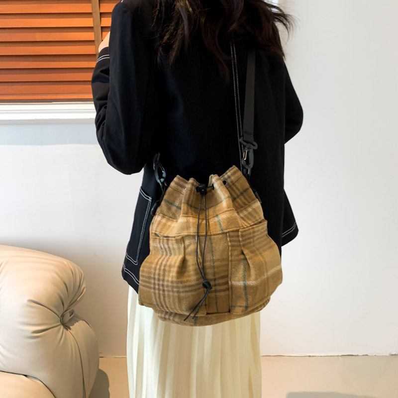 Women's Woolen Plaid Vintage Style Classic Style Sewing Thread Bucket String Shoulder Bag display picture 16