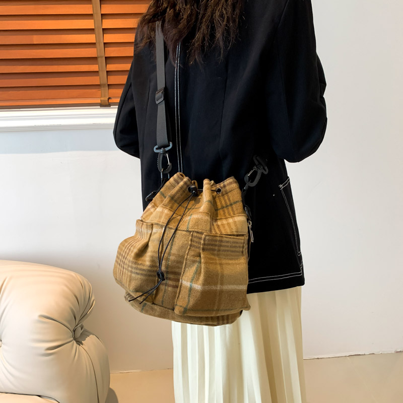Women's Woolen Plaid Vintage Style Classic Style Sewing Thread Bucket String Shoulder Bag display picture 18