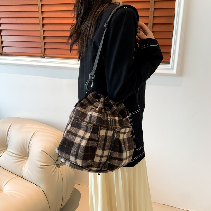 Women's Woolen Plaid Vintage Style Classic Style Sewing Thread Bucket String Shoulder Bag display picture 17