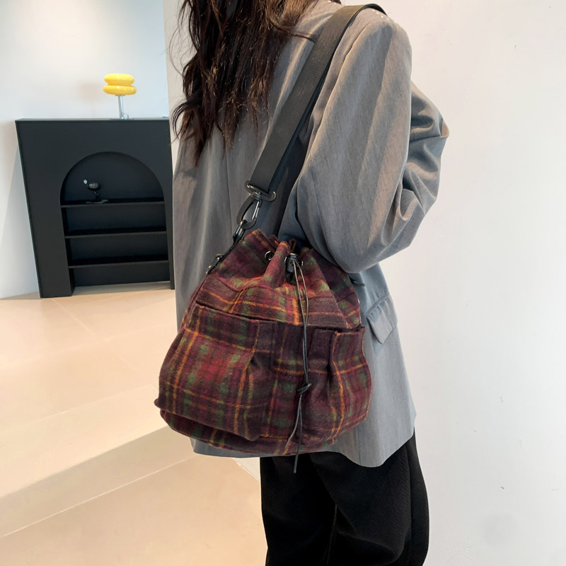 Women's Woolen Plaid Vintage Style Classic Style Sewing Thread Bucket String Shoulder Bag display picture 22