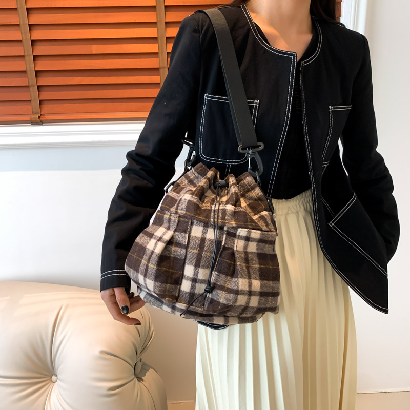 Women's Woolen Plaid Vintage Style Classic Style Sewing Thread Bucket String Shoulder Bag display picture 24