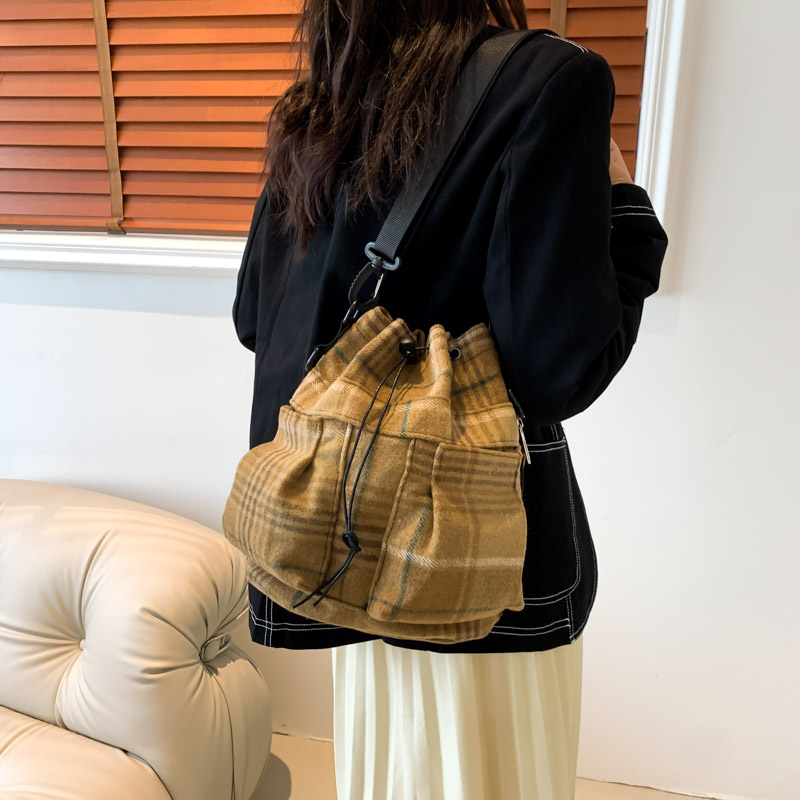 Women's Woolen Plaid Vintage Style Classic Style Sewing Thread Bucket String Shoulder Bag display picture 20