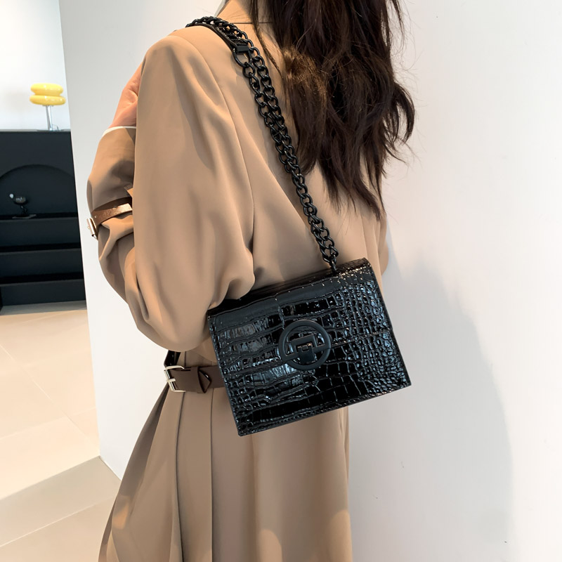Women's Pu Solid Color Vintage Style Classic Style Sewing Thread Metal Button Square Flip Cover Shoulder Bag display picture 11