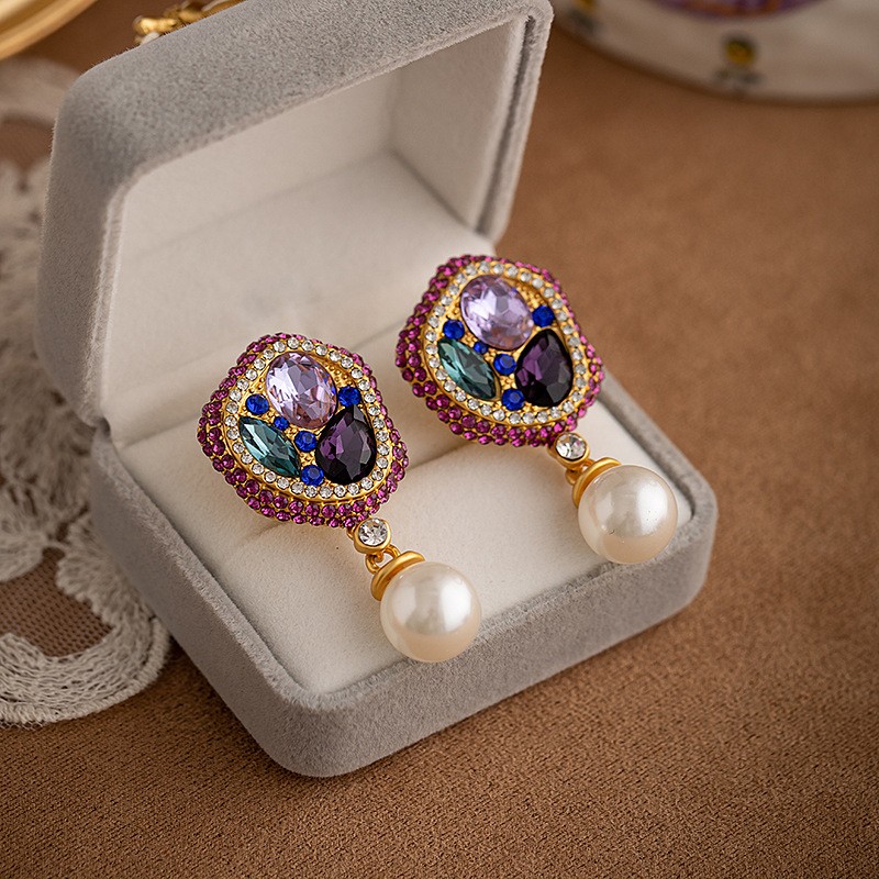1 Pair Retro Luxurious Geometric Plating Inlay Alloy Artificial Pearls Rhinestones 18k Gold Plated Drop Earrings display picture 4