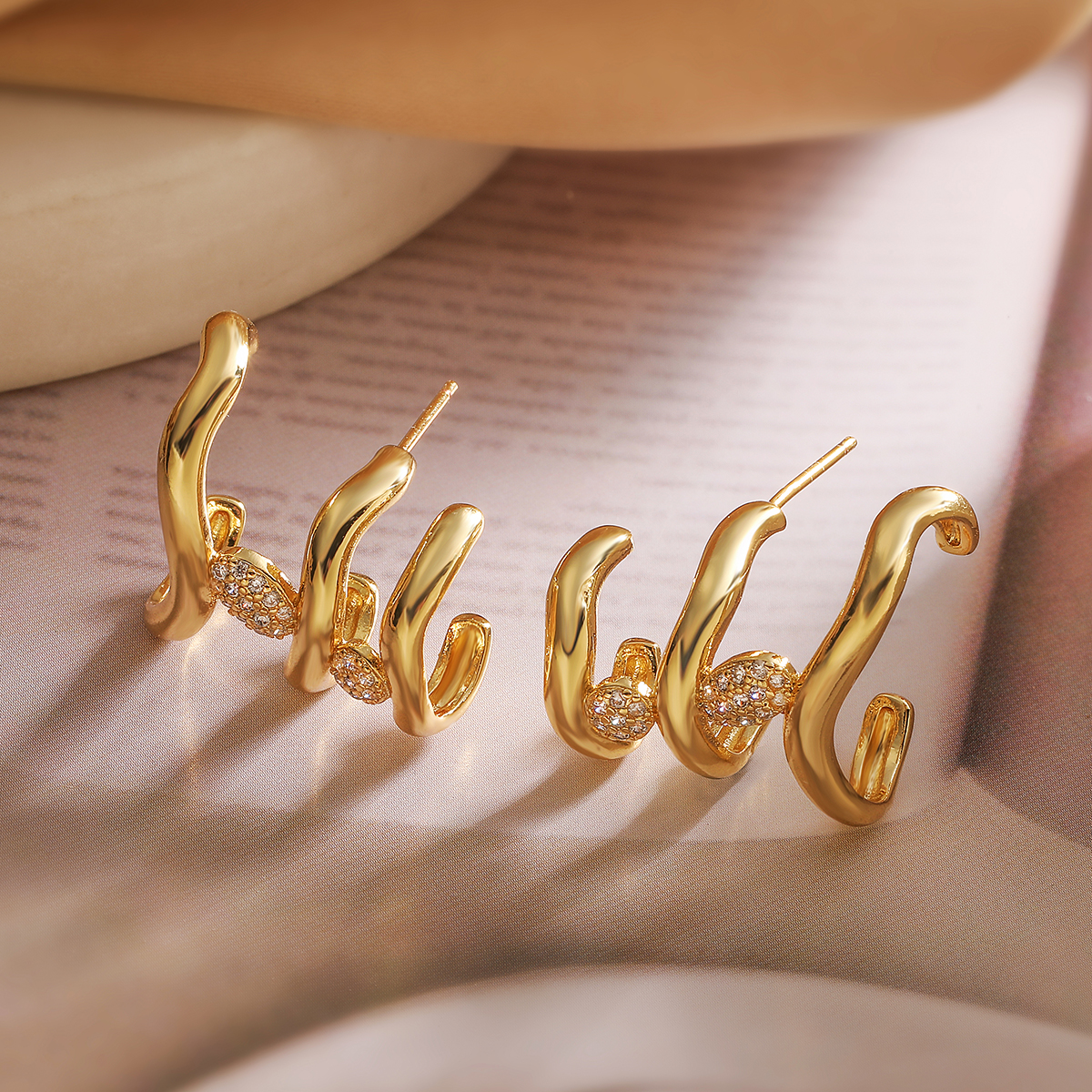 1 Pair Simple Style Letter Inlay Copper Zircon 18K Gold Plated Ear Studs display picture 5
