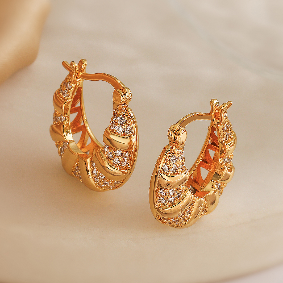 1 Pair Simple Style Geometric Inlay Copper Zircon 18K Gold Plated Hoop Earrings display picture 4