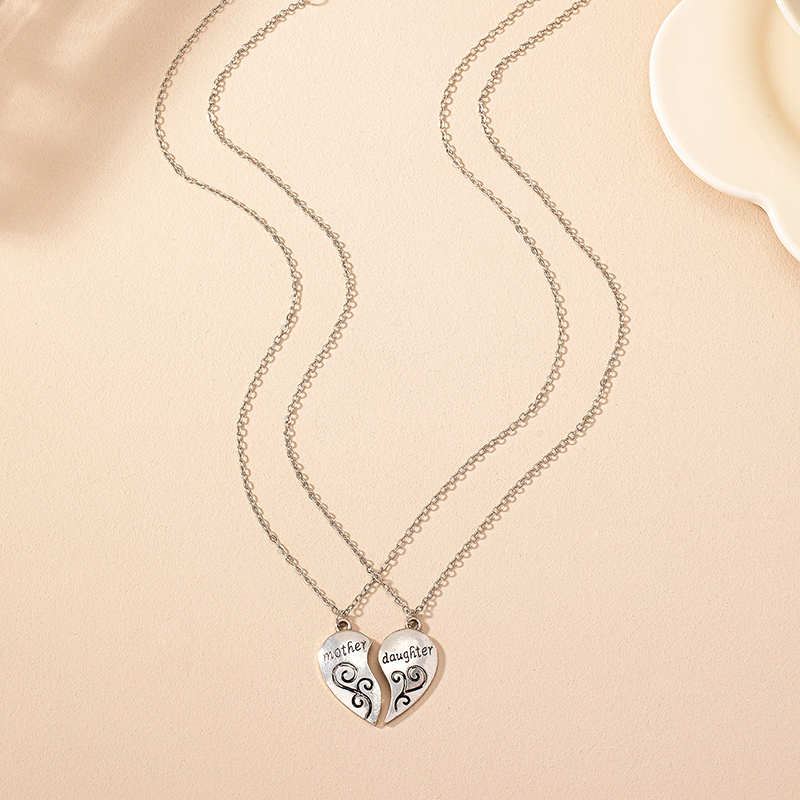 Retro Letter Heart Shape Zinc Alloy Women's Pendant Necklace display picture 3