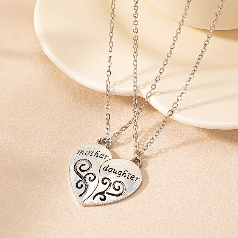 Retro Letter Heart Shape Zinc Alloy Women's Pendant Necklace display picture 5