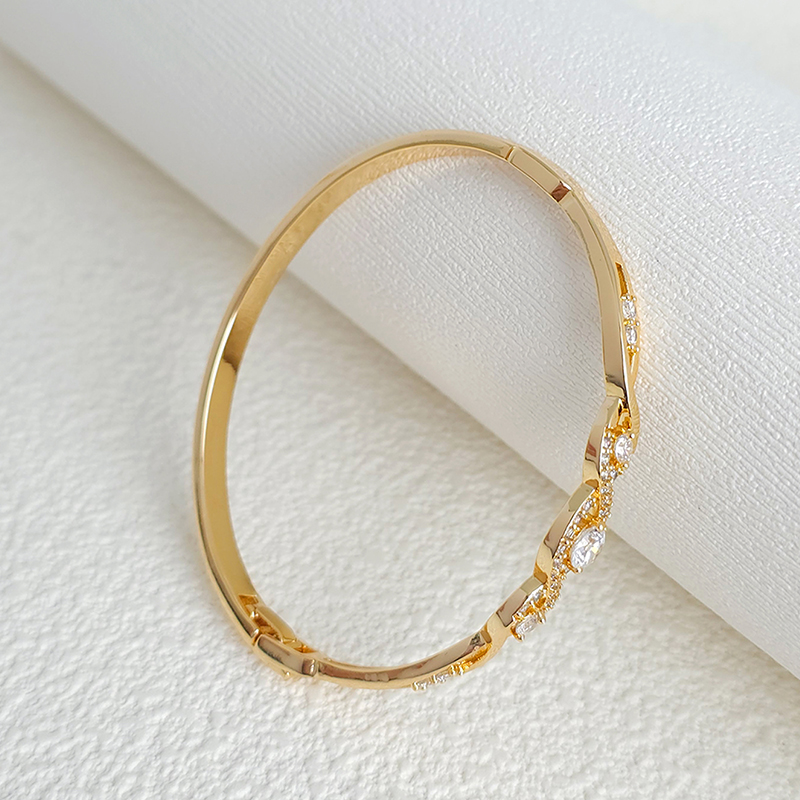 Copper 18K Gold Plated Elegant Vacation Geometric Criss Cross Zircon Bangle display picture 4