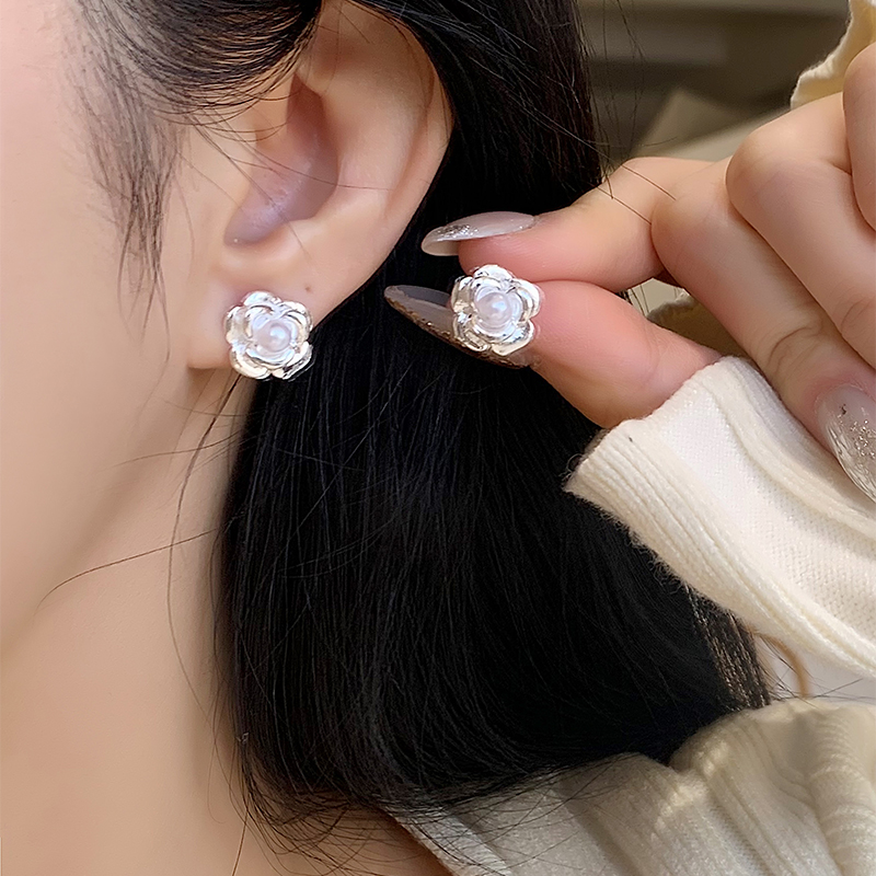 1 Paire Élégant Camélia Fleur Incruster Alliage Perles Artificielles Plaqué Argent Clips D'oreille display picture 4