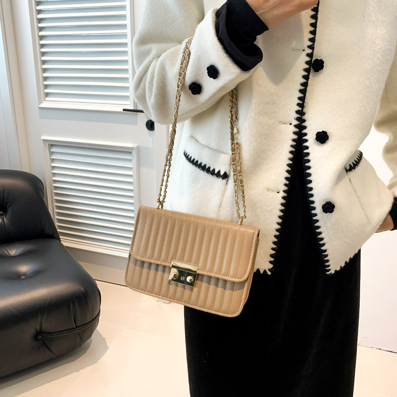 Women's Pu Leather Stripe Solid Color Classic Style Square Lock Clasp Crossbody Bag display picture 3