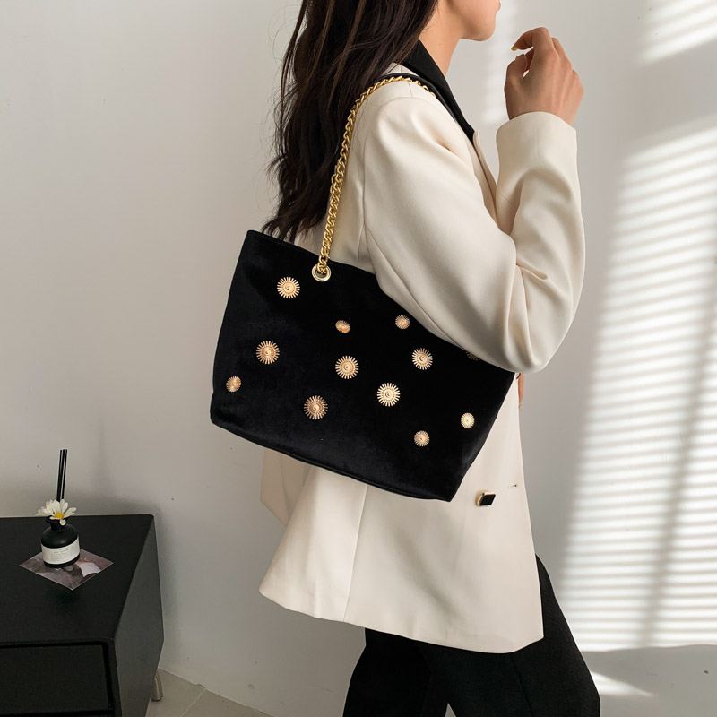 Women's Gold Velvet Round Dots Elegant Square Zipper Shoulder Bag display picture 7