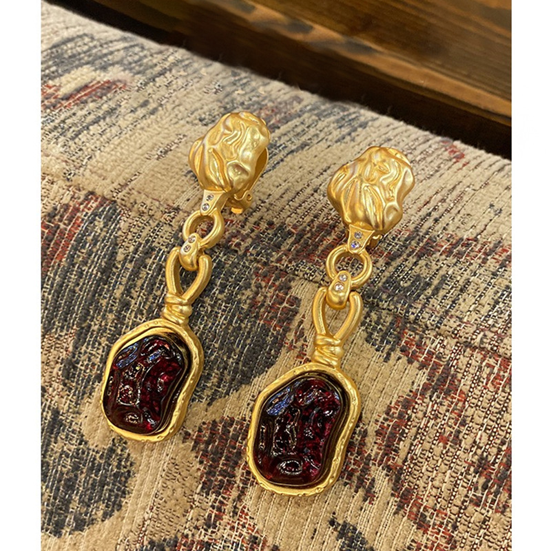 1 Pair Vintage Style French Style Irregular Tassel Pleated Inlay Copper Resin Zircon Gold Plated Drop Earrings display picture 3
