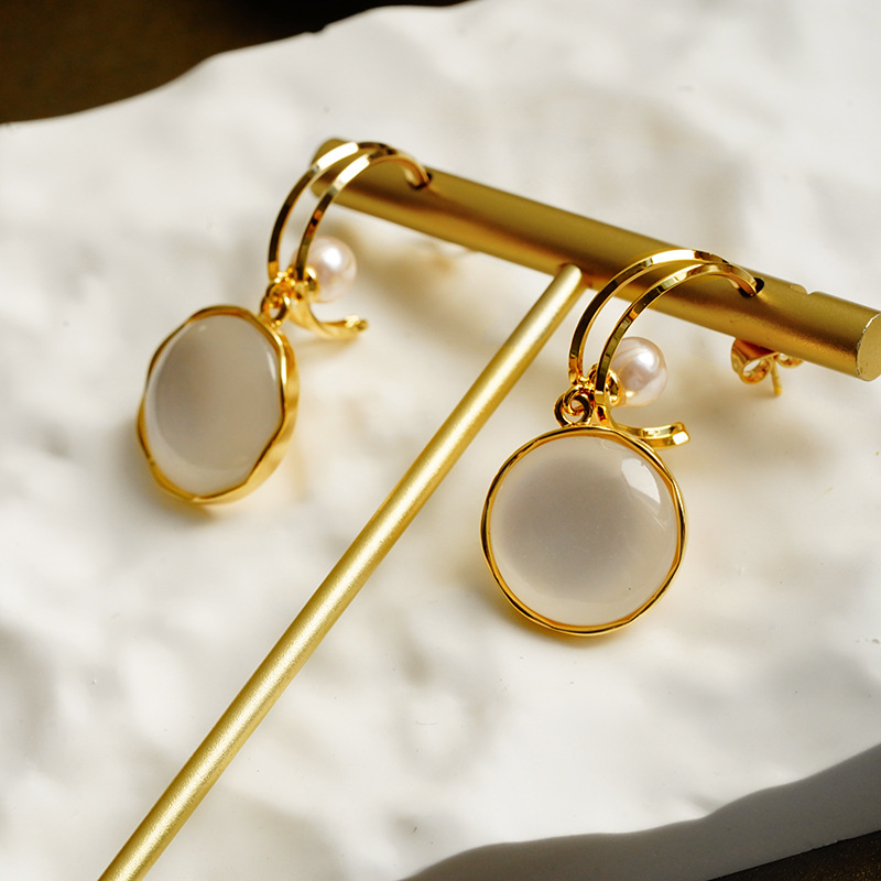 1 Pair Casual Elegant Round Opal Copper Pearl 18K Gold Plated Ear Studs display picture 1