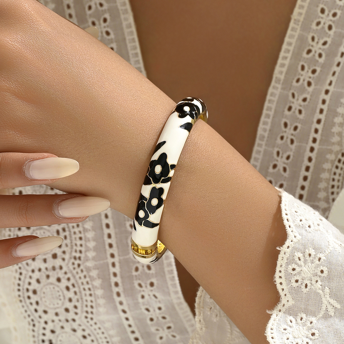 Pastoral Simple Style Flower Zinc Alloy Stripe Flowers 18K Gold Plated Women's Bangle display picture 9