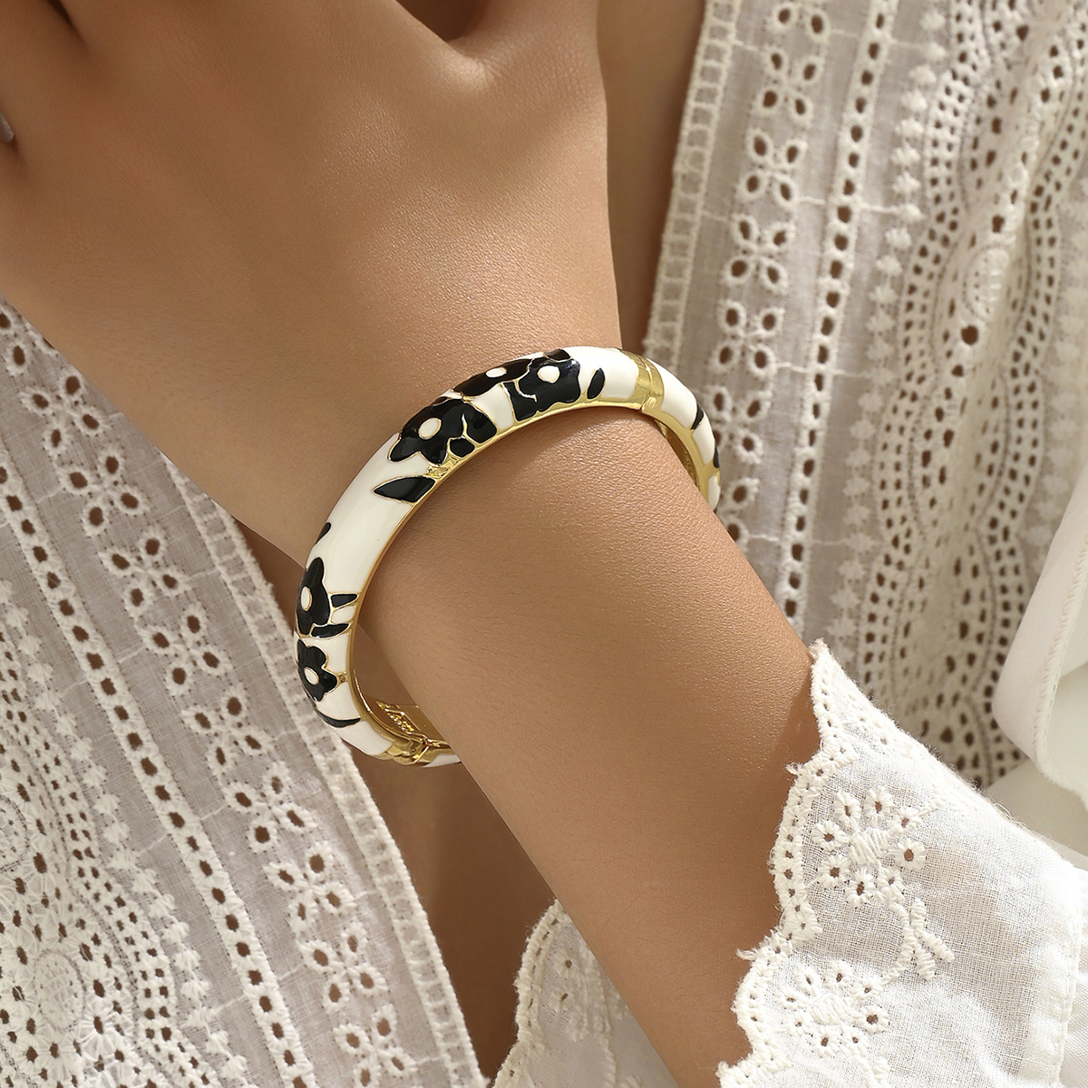 Pastoral Simple Style Flower Zinc Alloy Stripe Flowers 18K Gold Plated Women's Bangle display picture 10