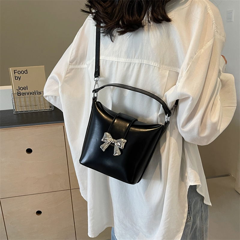 Women's Bow Knot Classic Style Flip Cover Bucket Bag display picture 3