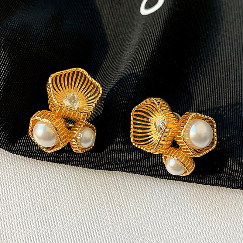 1 Pair IG Style Elegant Vintage Style Flower Three-dimensional Hollow Out Inlay Copper Artificial Pearls 18K Gold Plated Ear Studs display picture 4
