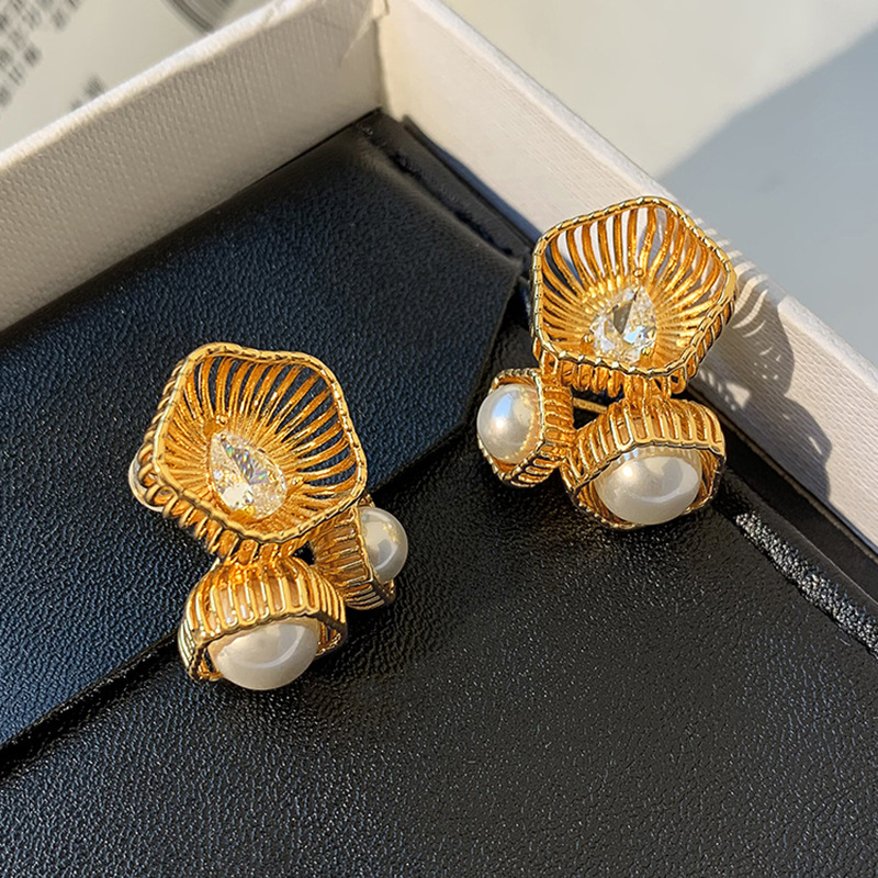 1 Pair IG Style Elegant Vintage Style Flower Three-dimensional Hollow Out Inlay Copper Artificial Pearls 18K Gold Plated Ear Studs display picture 3