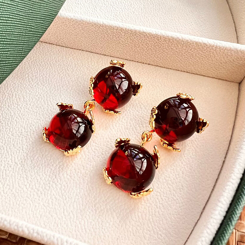 1 Pair Elegant Vintage Style French Style Round Three-dimensional Inlay Copper Resin 18K Gold Plated Drop Earrings display picture 1