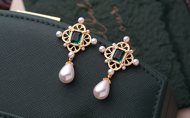 1 Pair Elegant Retro French Style Geometric Hollow Out Inlay Copper Artificial Pearls Zircon 18K Gold Plated Drop Earrings display picture 1
